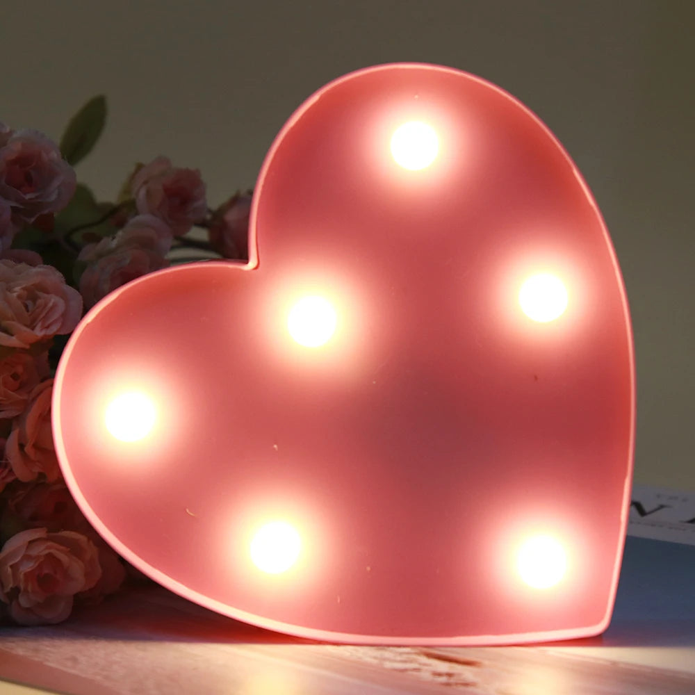 Lumière de nuit en forme de cœur rose et lettre alphabétique LED brillant.