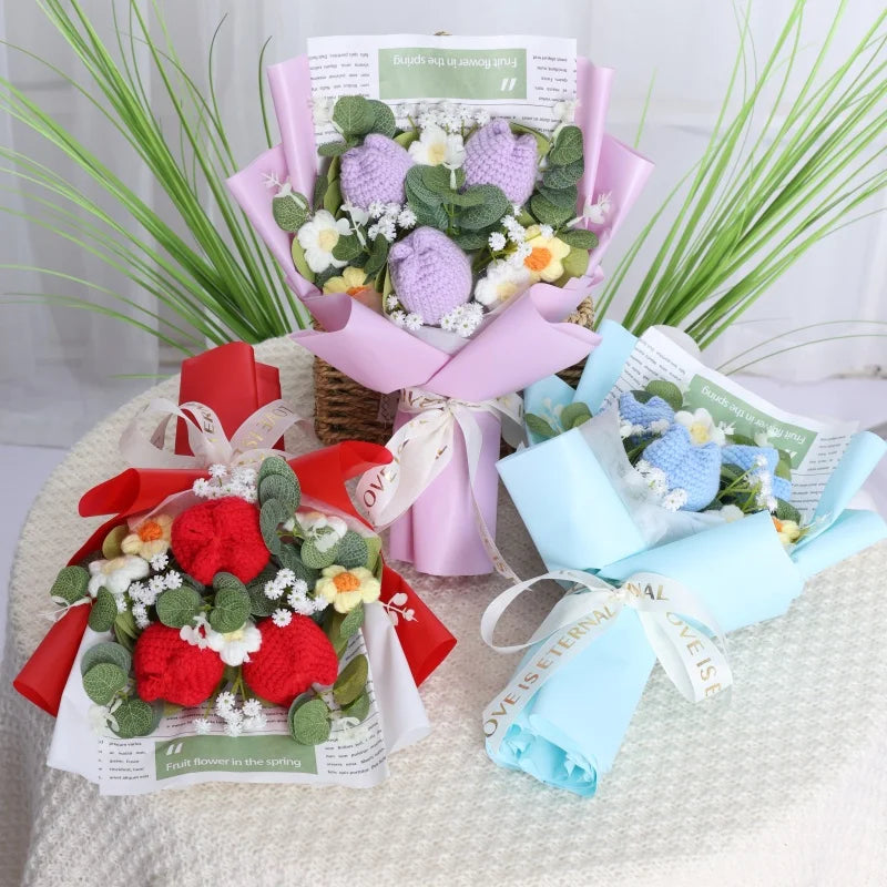 Sträußchen aus handgefertigtem Häkelwerk mit Sonnenblumen in verschiedenen Grüntönen und Violett auf weißem Stoff.