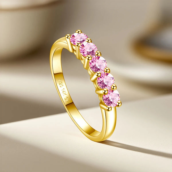 Bague empilable en moissanite à cinq pierres, or 14k, sur fond blanc.