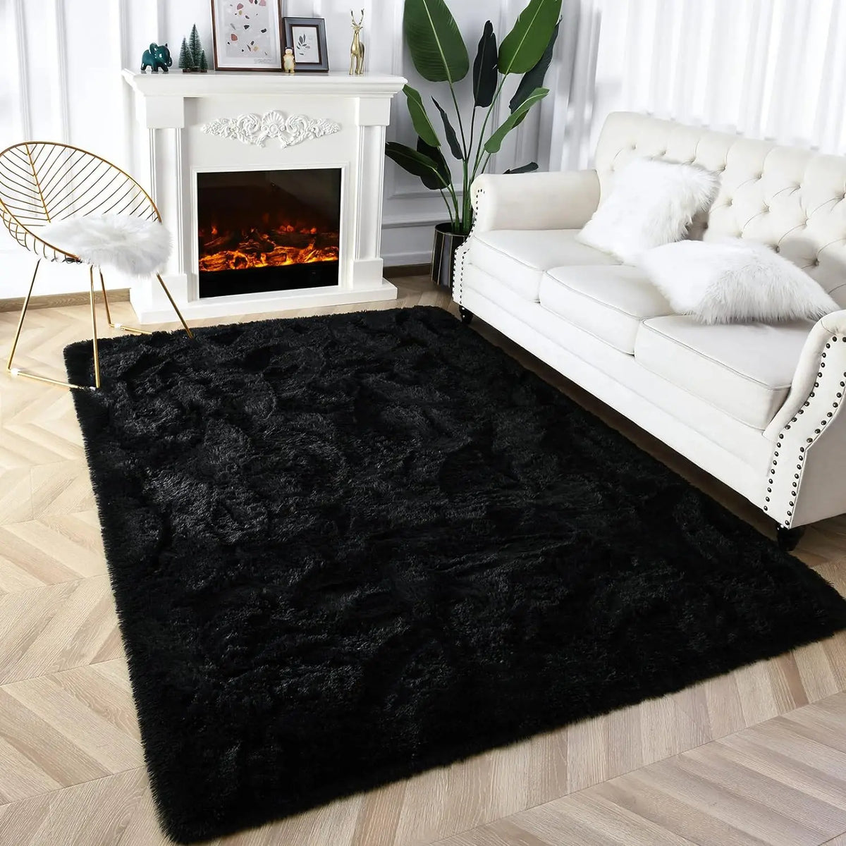 Ein langes schwarzes Plüschteppich mit Tie-Dye-Muster vor einem weißen Kamin und Sofa.