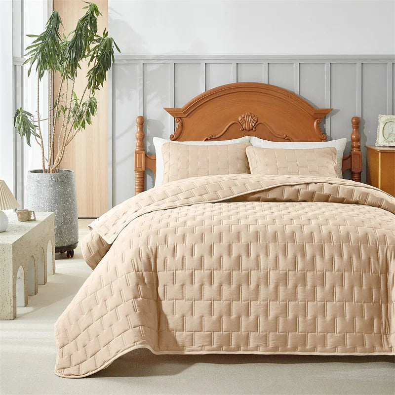 Lightweight All-Season Quilted Bedding Set with Pillow Shams