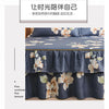 Jupe de lit bleu foncé imprimée avec des motifs floraux et une texture fine.