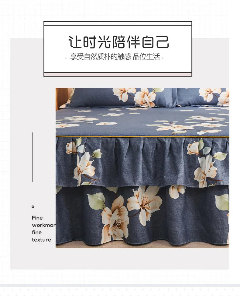 Jupe de lit bleu foncé imprimée avec des motifs floraux et une texture fine.