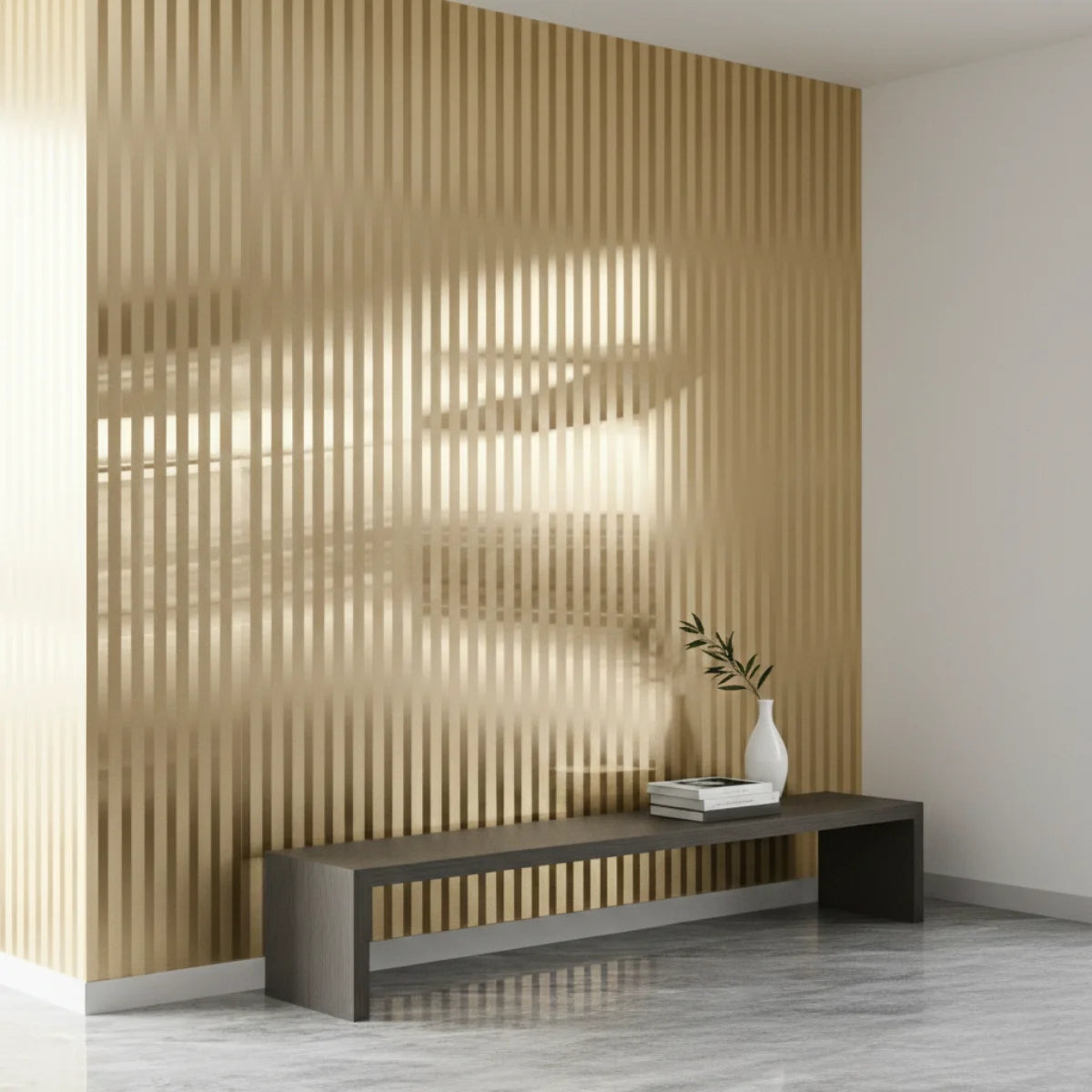 Papel tapiz autoadhesivo de rayas 3D moderno que cubre una pared con textura estriada vertical.