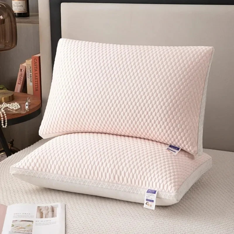 Oreiller rembourré et réfrigérant blanc à motifs pour le cou et le soutien cervical, posé sur une surface claire.