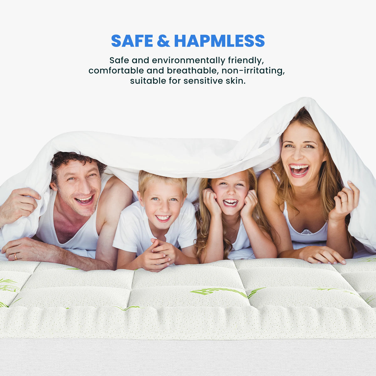 Une famille de quatre souriante allongée sur un matelas de surmatelas en viscose de bambou blanc.