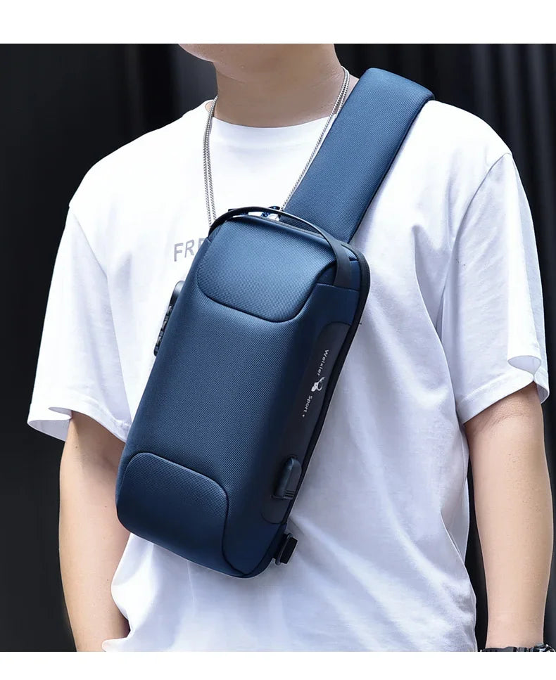 Un hombre vistiendo una camiseta blanca sostiene una bolsa cruz multifunción azul marino antirrobo.