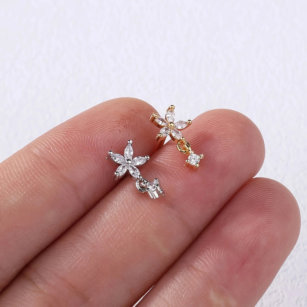 L-förmiges Nasenpiercing mit Fünfblättrigem Blumenanhänger