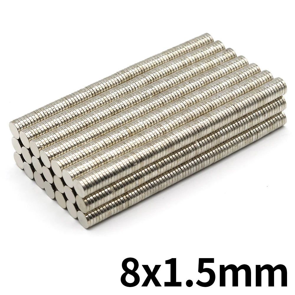 Eine Reihe hochfester Neodym-Permanenzmagnete mit einer Größe von 8x1,5 mm.