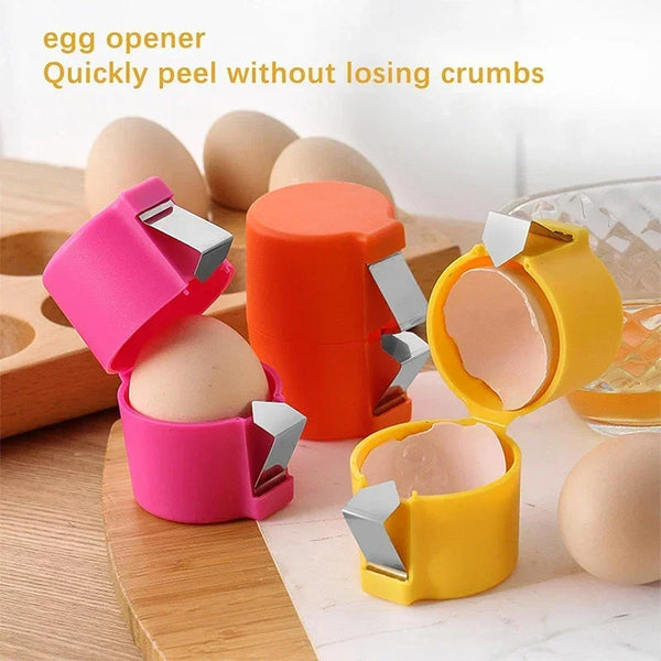 Un ensemble de trois ouvre-œuf portables colorés en rose, orange et jaune à côté d'œufs crus.