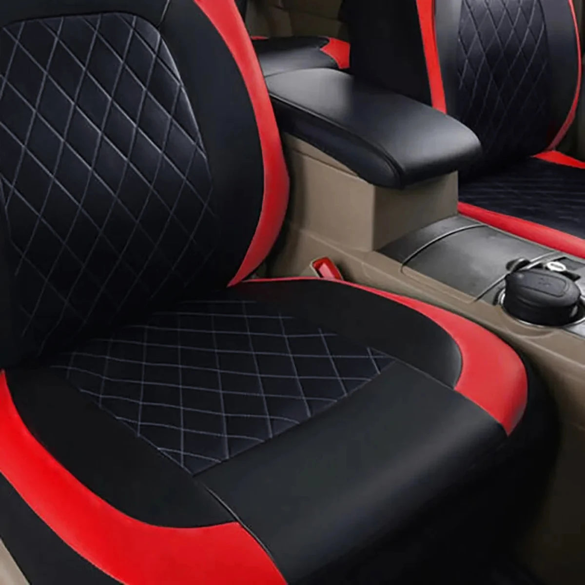 Gros plan d'une housse de siège en PU cuir matelassé noir et rouge avec coussin rembourré.