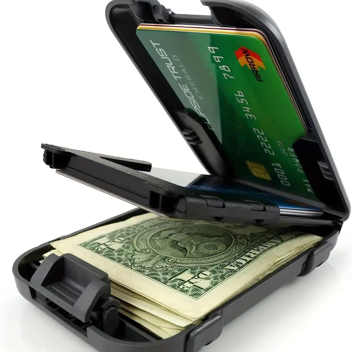 Eine offene schwarze Kreditkarten-Geldbörse zeigt eine grüne RFID-blockierende Karte und einen Stapel Bargeld.