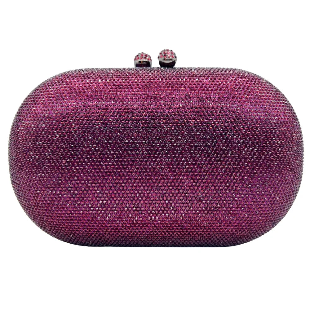 Pochette de soirée en strass magenta avec une bandoulière à chaîne.