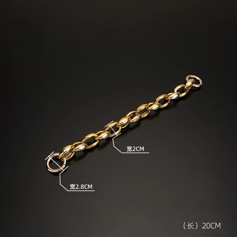 A gold-colored acrylic chain strap measuring 20cm in length and 2.8cm in thickness.