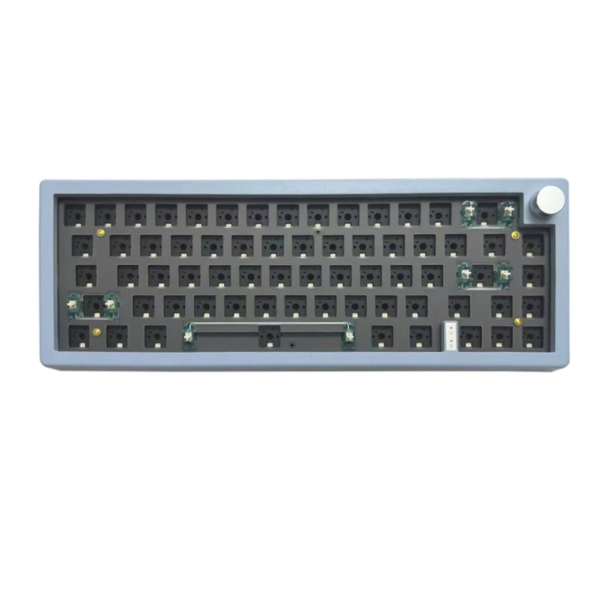 Teclado mecánico de 67 teclas, hot-swappable, azul claro con marco plateado y perilla de volumen redonda.