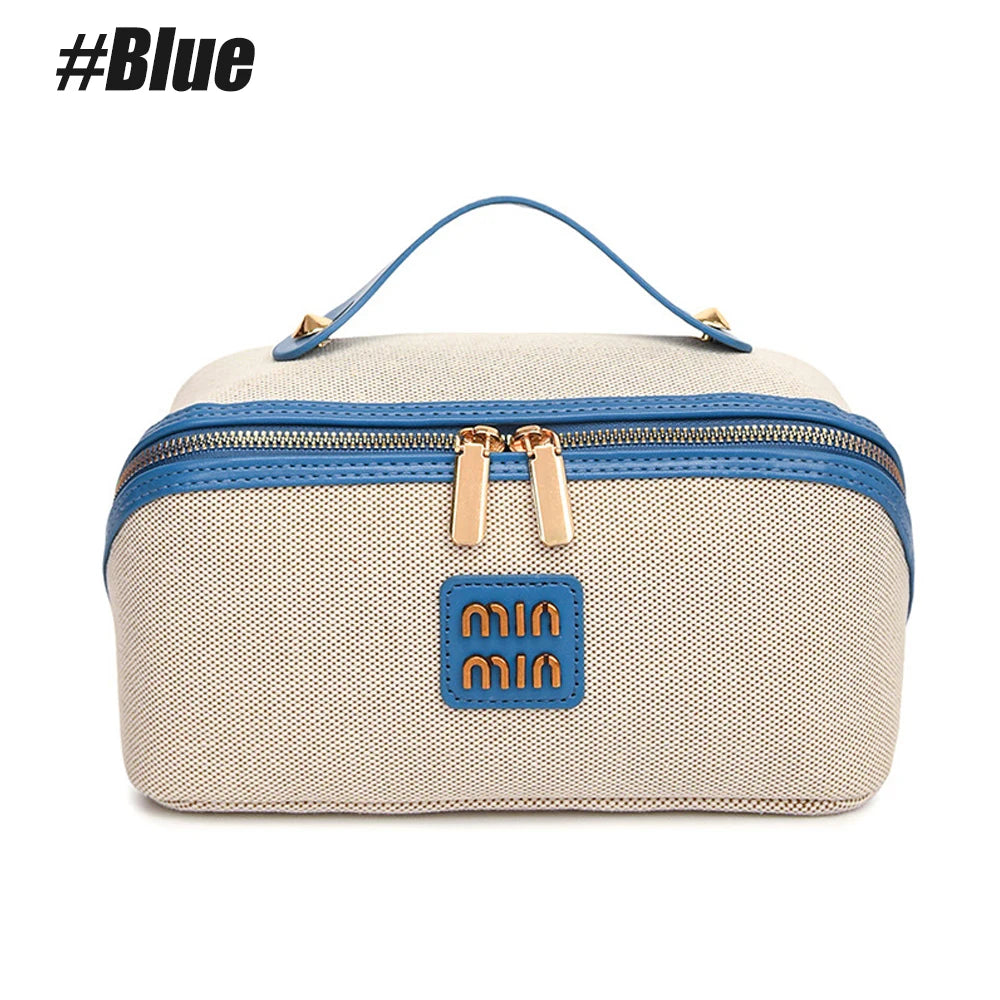 Beige Reise-Make-up-Organizer-Tasche mit blauen Akzenten und Henkel.