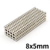 Eine Reihe von 8x5mm Hochleistung-Neodym-Permanentmagneten von oben betrachtet.