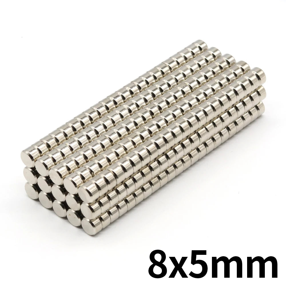 Eine Reihe von 8x5mm Hochleistung-Neodym-Permanentmagneten von oben betrachtet.