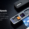 NVMe SSD-Gehäuse mit LCD-Display auf dunkler Oberfläche