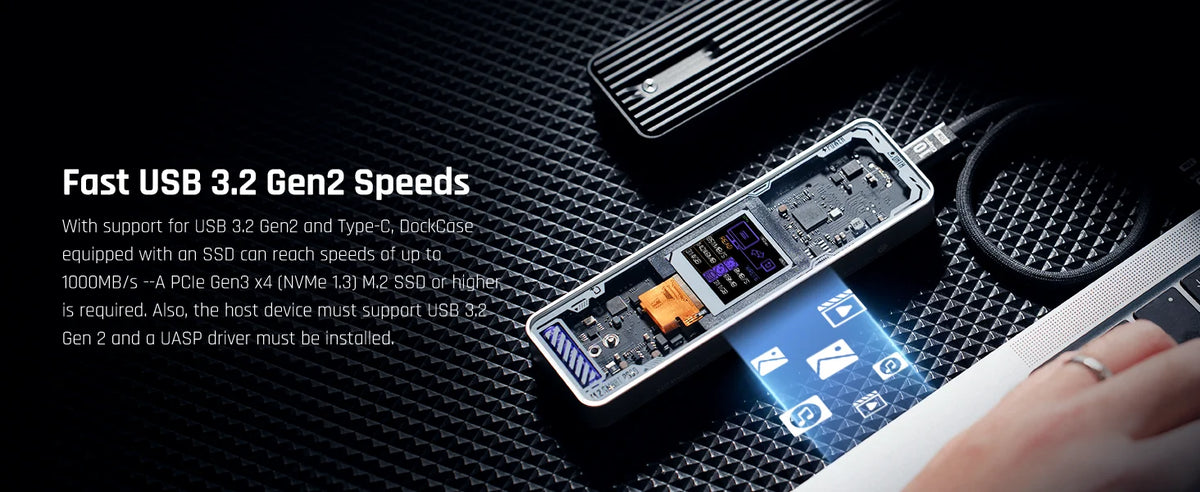 NVMe SSD-Gehäuse mit LCD-Display auf dunkler Oberfläche