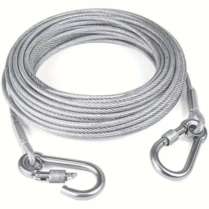 Cuerda de ropa de acero inoxidable resistente, enrollada y sujeta a un gancho metálico.