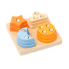 Un ensemble de blocs de construction Montessori en bois orange, jaune et bleu empilés sur un plateau en bois clair.