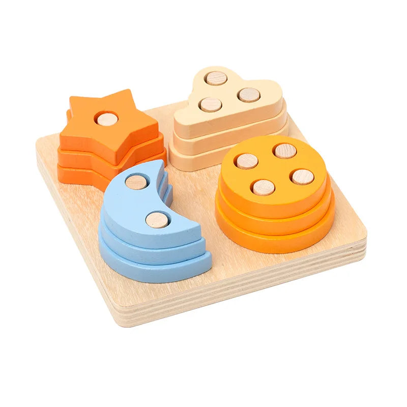 Un ensemble de blocs de construction Montessori en bois orange, jaune et bleu empilés sur un plateau en bois clair.