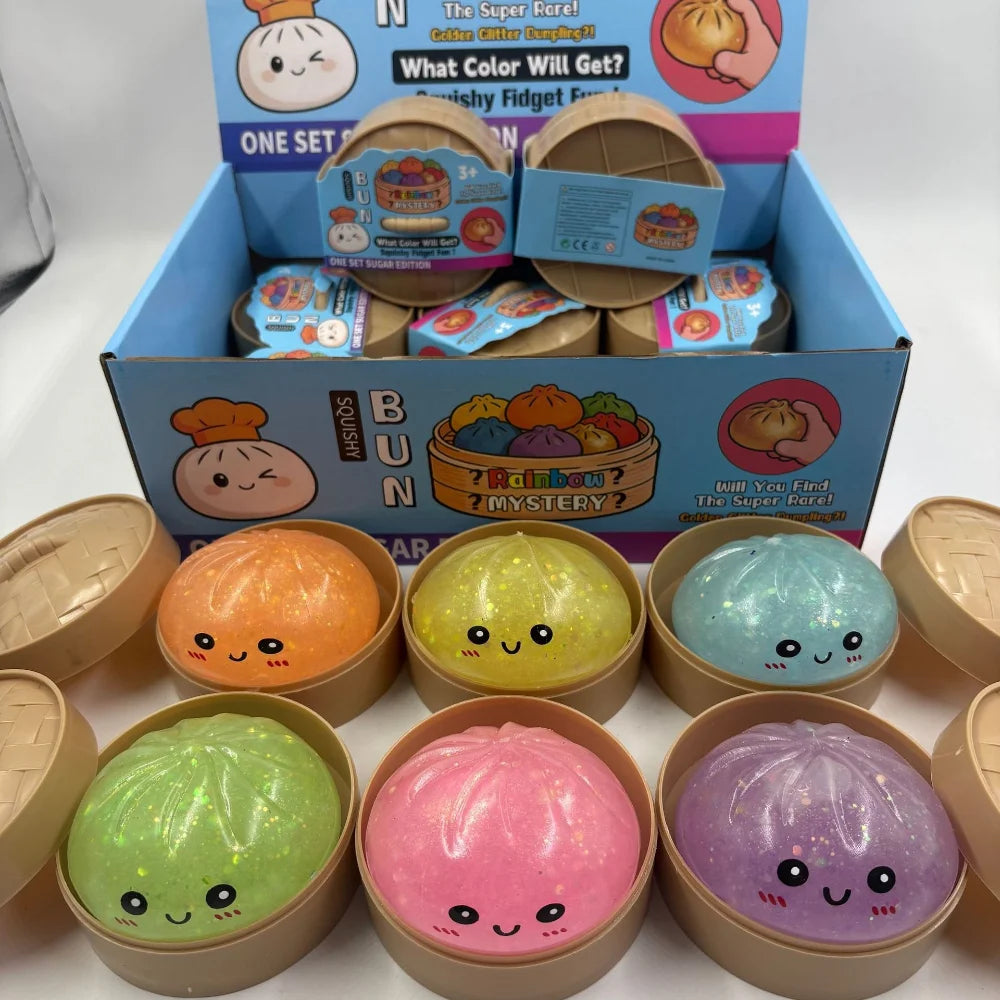 Eine Sammlung quetschbarer Stressabbau-Lebensmittelspielzeuge in verschiedenen Farben und Formen, verpackt in einer Box.