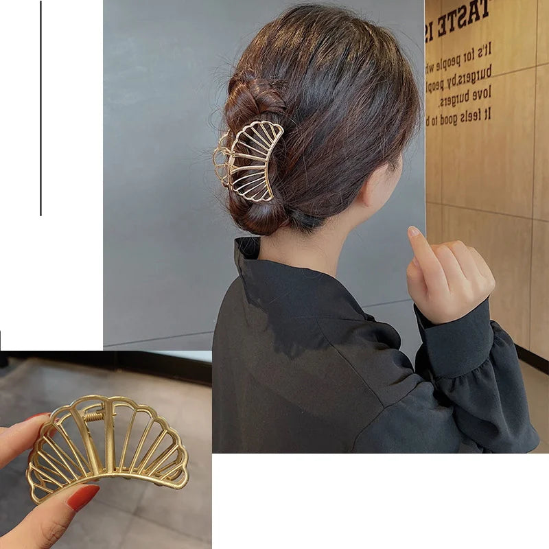 Eine Frau mit einer geometrischen goldenen Kreuz-Haarspange in einer eleganten Hochsteckfrisur.