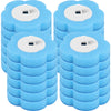 Un ensemble de têtes de brosse à toilettes jetables bleu clair avec de longues poignées.