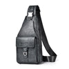 Schwarze Kunstleder-Gürteltasche mit Trageriem und Schnalle vor weißem Hintergrund.