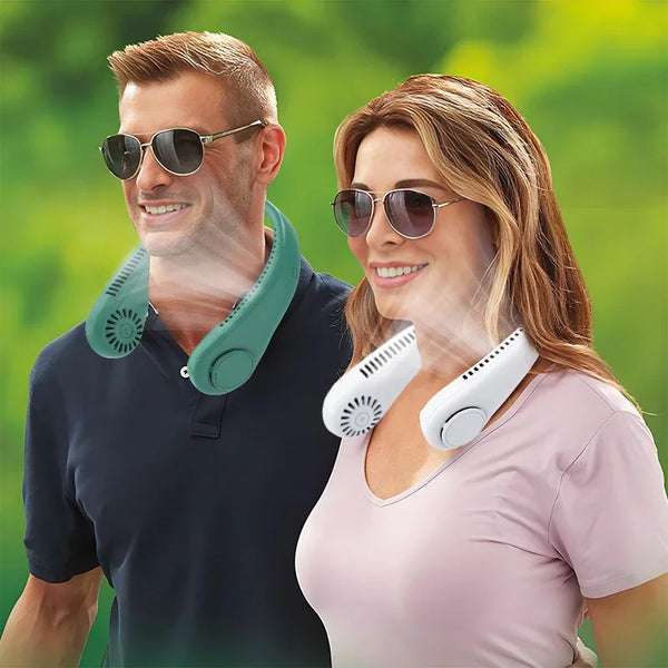 Un hombre y una mujer sonriendo mientras usan ventiladores de cuello portátiles para refrescarse.