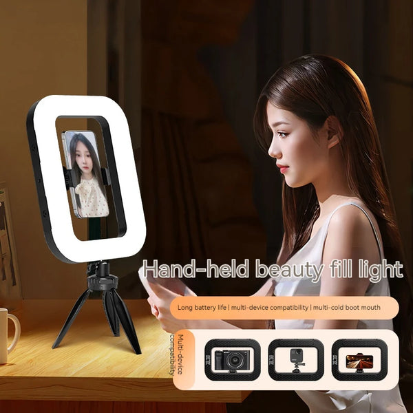 Una mujer usa una luz de relleno portátil, una luz de anillo iluminada, para tomar una foto en su smartphone.