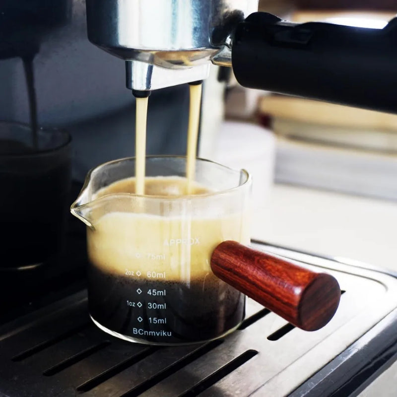 Vasitos de cristal transparente para espresso con asas de madera