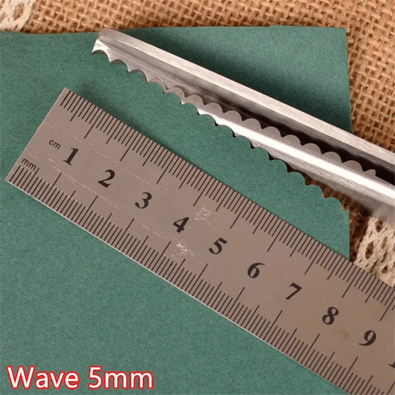 A silver pinking shear is shown next to a ruler measuring 9 cm, with the text Wave 5mm visible.
