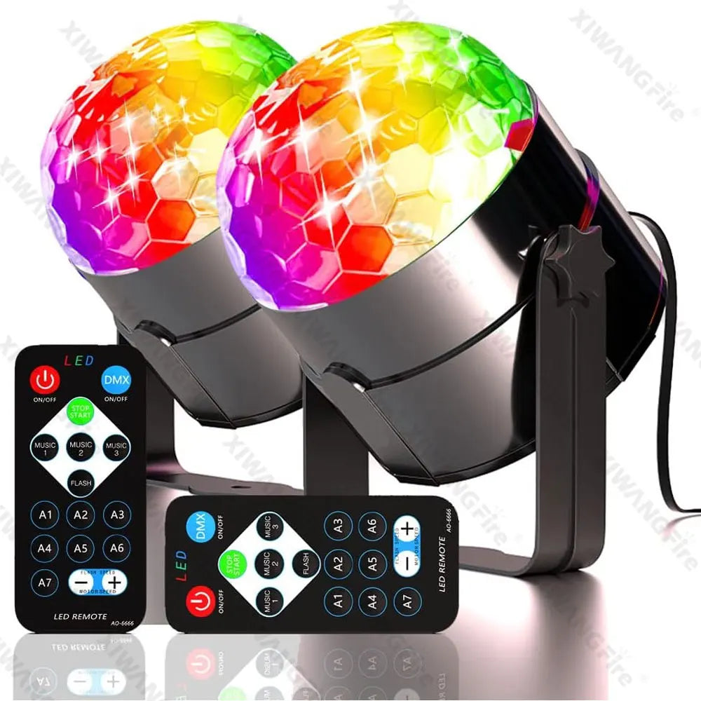 Primer plano de una lámpara de bola de discoteca RGB giratoria con control remoto y pantalla LED.
