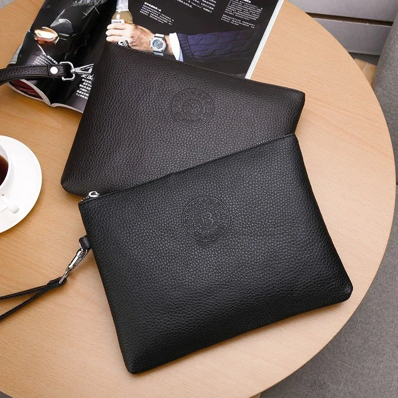 Schwarzes, elegantes Leder-Clutch-Portemonnaie für Herren auf einem Holztablett neben einer Zeitschrift.