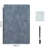 Bloc-notes en cuir gris et stylo noir à côté d'une pochette blanche de rangement.