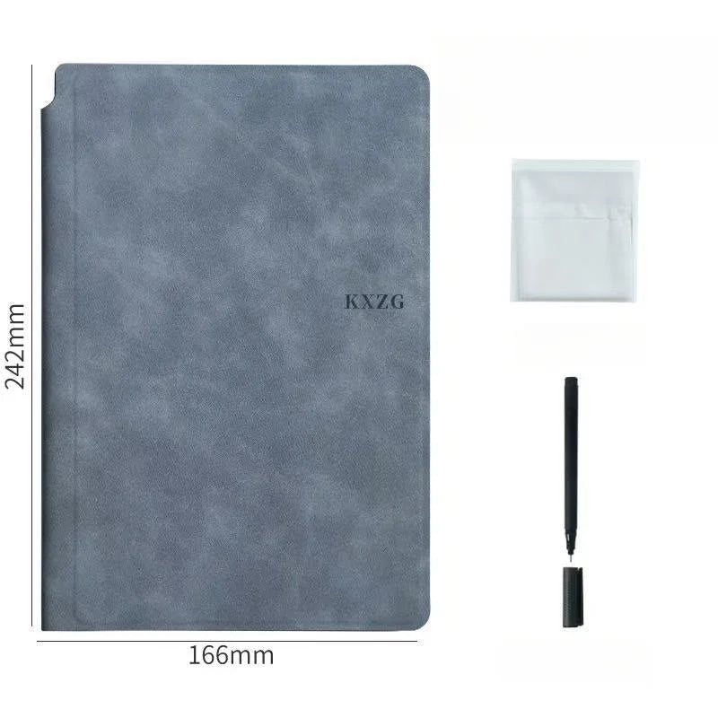 Bloc-notes en cuir gris et stylo noir à côté d'une pochette blanche de rangement.