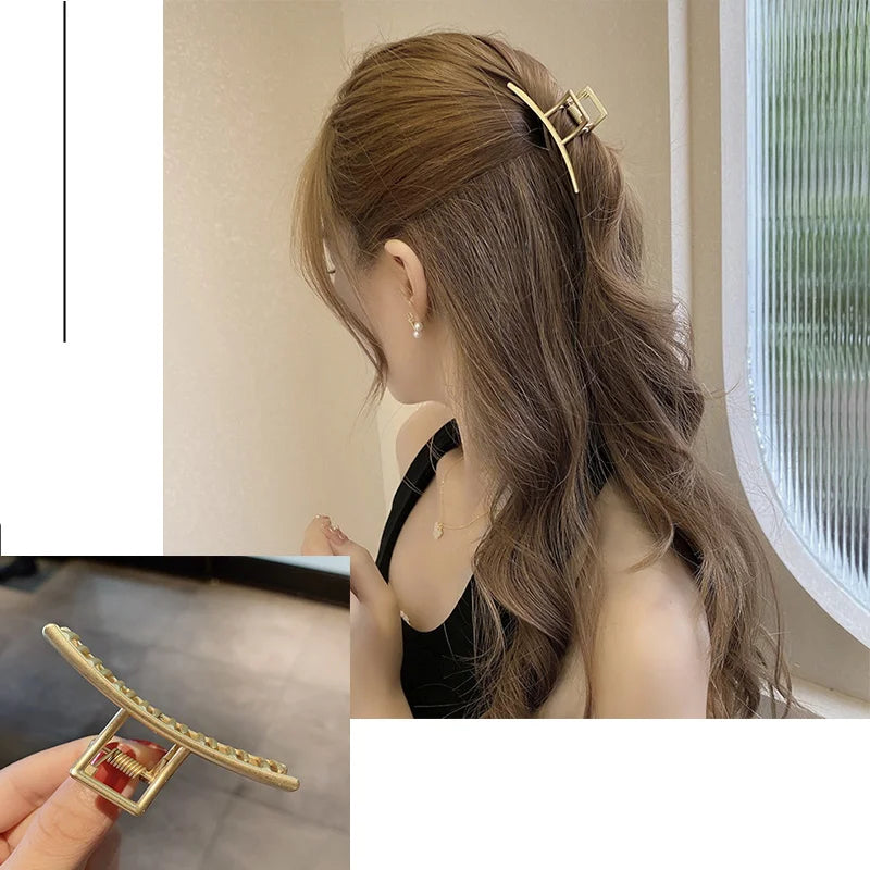 Eine Frau hat ihr Haar mit einer goldenen geometrischen Kreuz-Haarnadel auf der Seite des Kopfes gestylt.