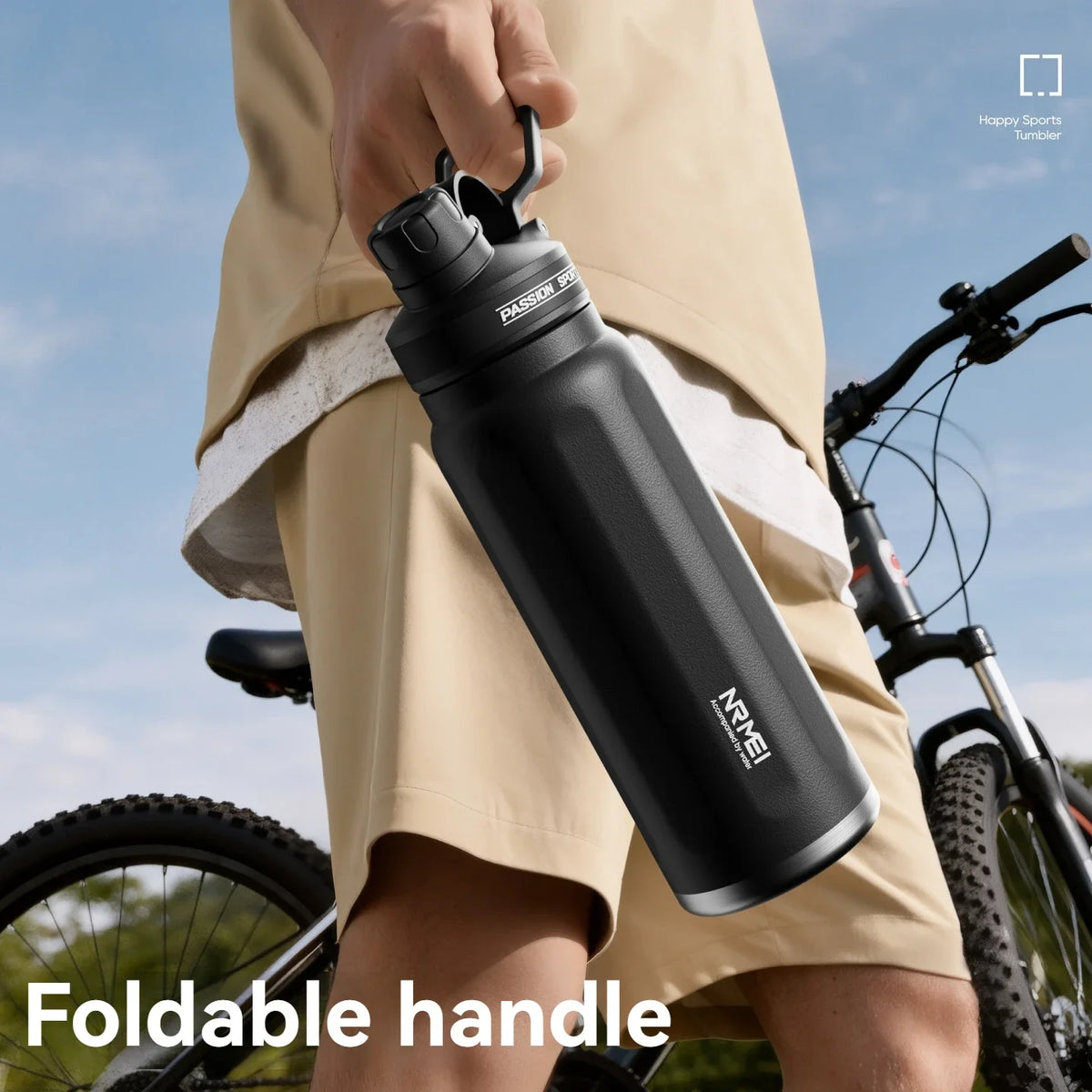 Una mano sostiene una botella de agua aislada al vacío, negra y con asa plegable, junto a una persona vestida con ropa color 