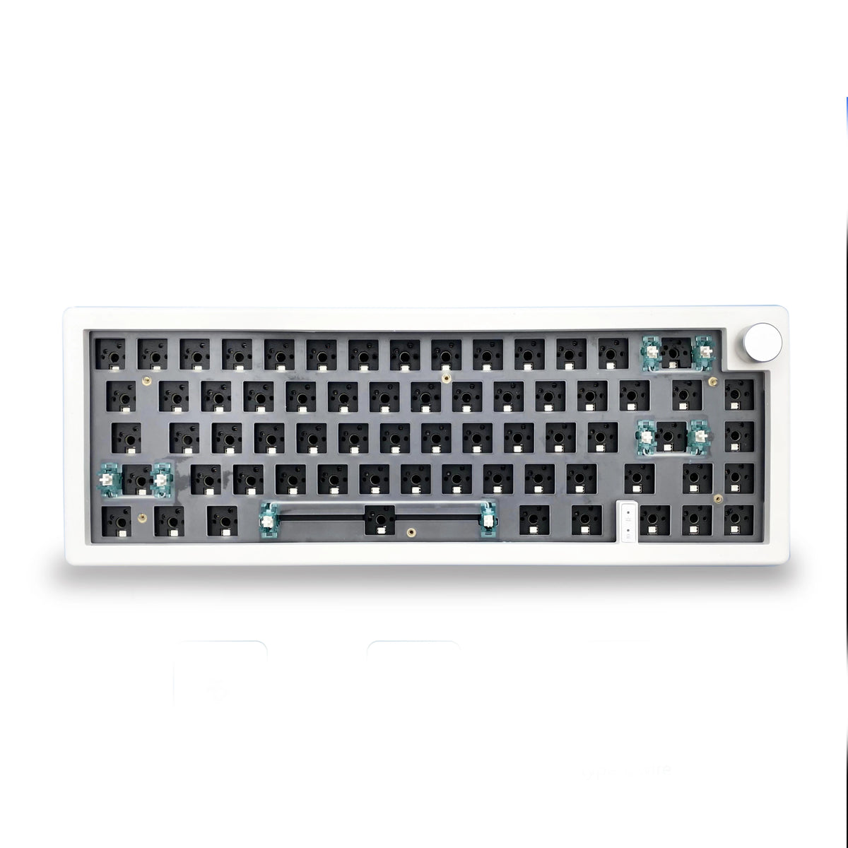 Teclado mecánico con 67 teclas, hot-swappable, iluminación RGB y perilla de volumen.