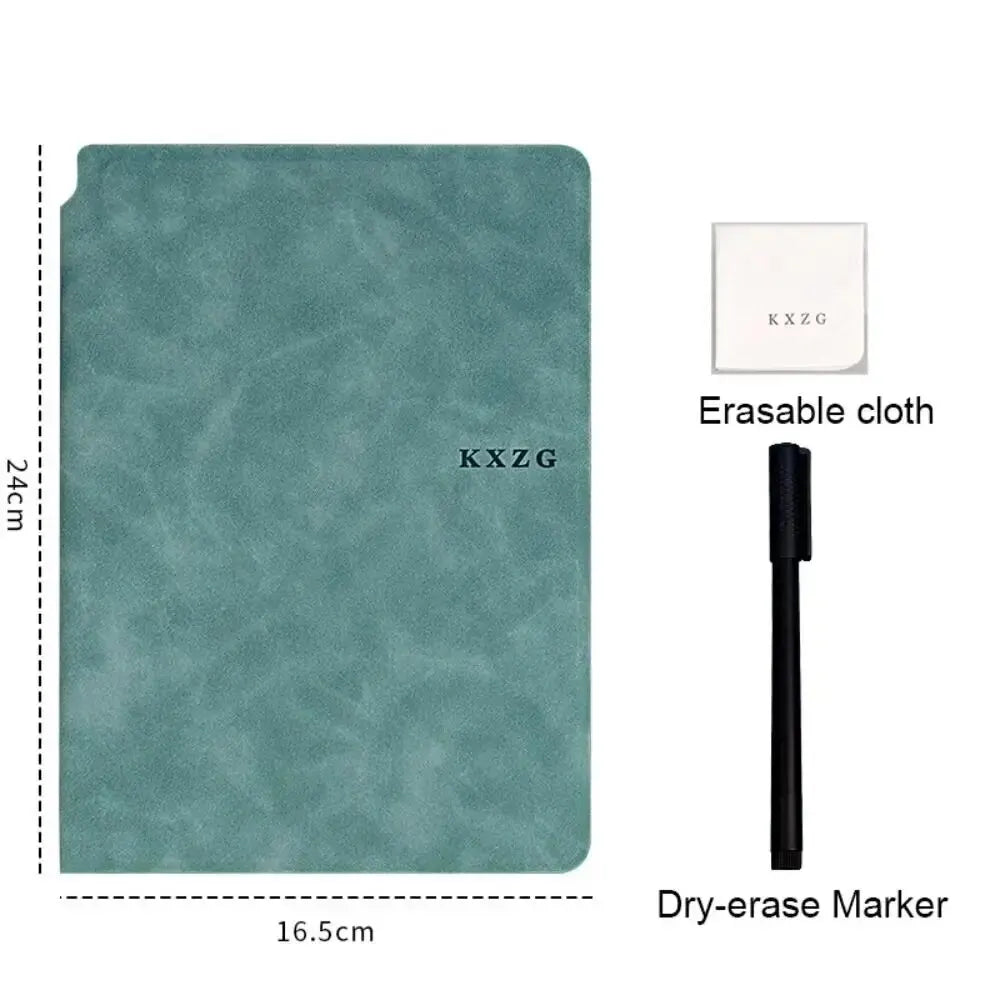 Un chiffon effaçable bleu sarcelle et un marqueur effaçable noir à côté d'un bloc-notes.