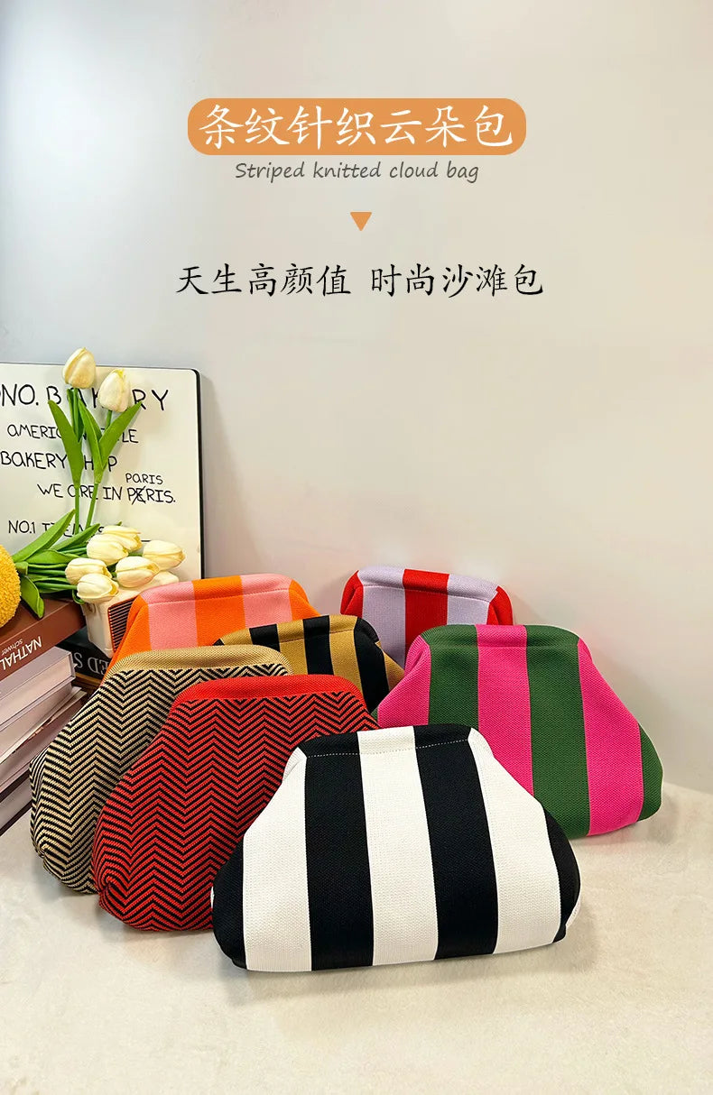 Una colección de bolsas de nube tejidas a rayas en varios colores, exhibidas sobre una superficie blanca.