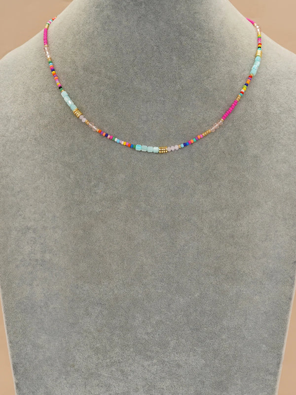 Nahaufnahme eines Boho-Perlen-Chokergürtels mit mehrfarbigen Glasperlen auf einer Display-Mannequin.