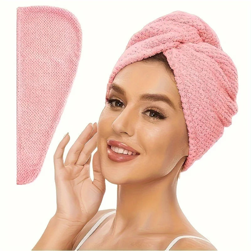 Une femme porte un foulard de serviette en microfibre rose sur sa tête, montrant la texture et l'ajustement du produit.