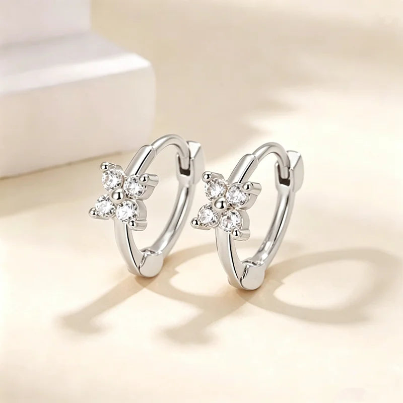 Pendientes de aro plateados con diseño floral hecho de piedras de circonita cúbica.