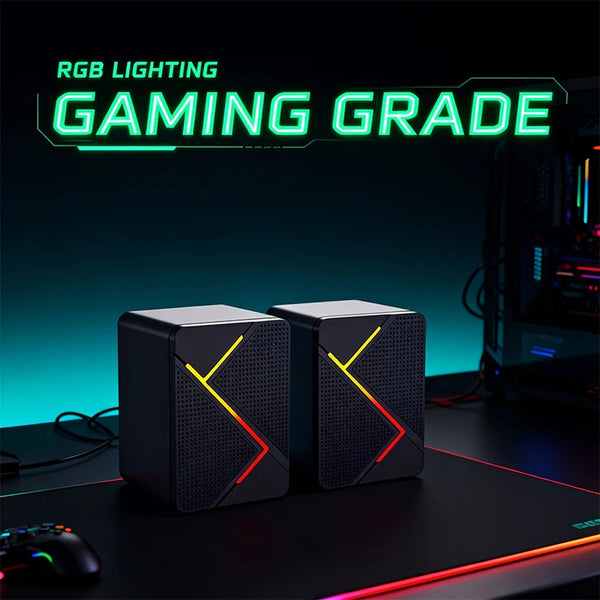 Zwei schwarze kompakte RGB-LED-Desktop-Lautsprecher mit gelben und roten geometrischen Mustern auf einer dunklen Oberfläche.