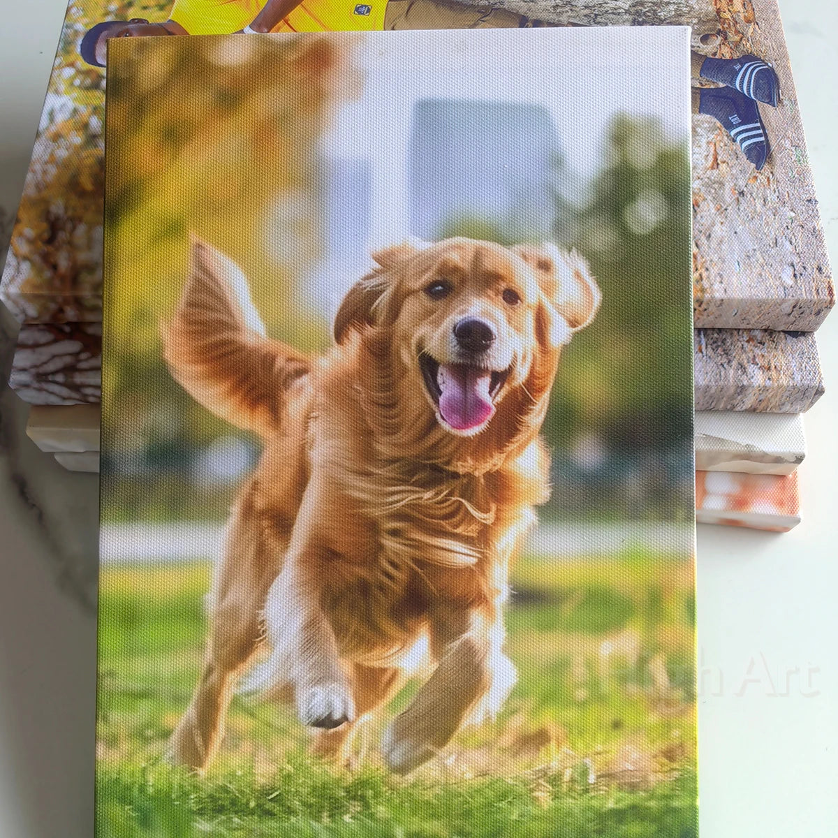 Ein glücklicher Golden Retriever rennt über ein grünes Feld.