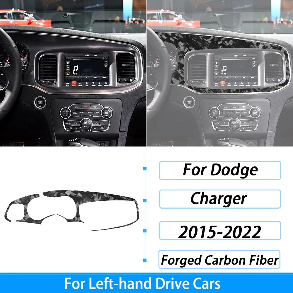 Compteur de vitesse et garniture d'aération en fibre de carbone pour l'intérieur d'une Dodge Charger à conduite à gauche.